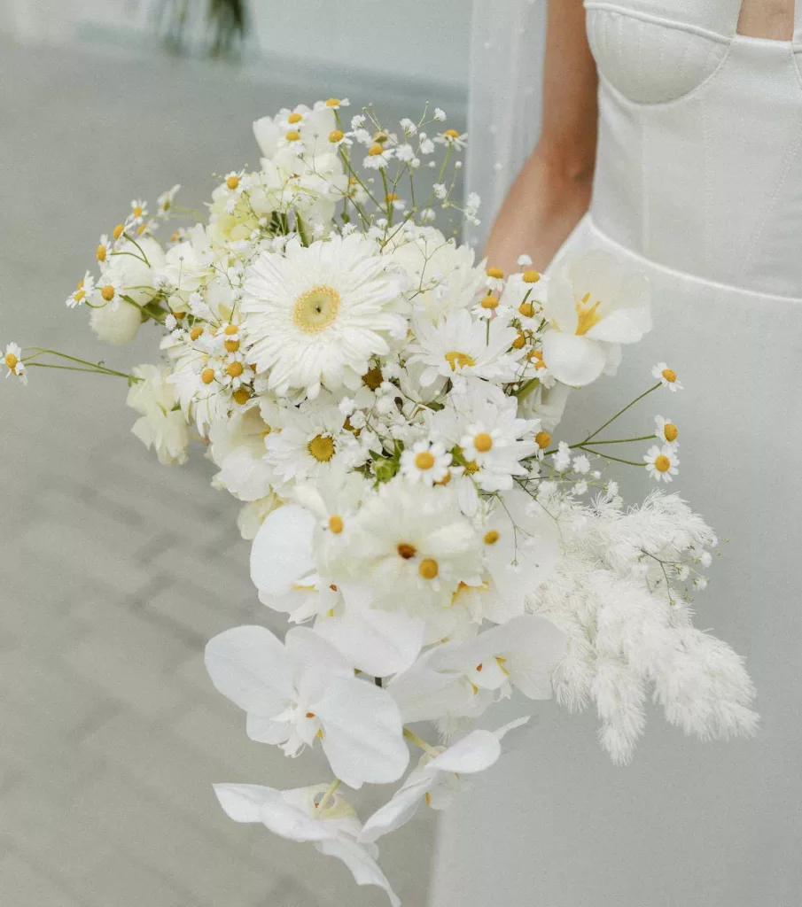 daisy hand bouquet