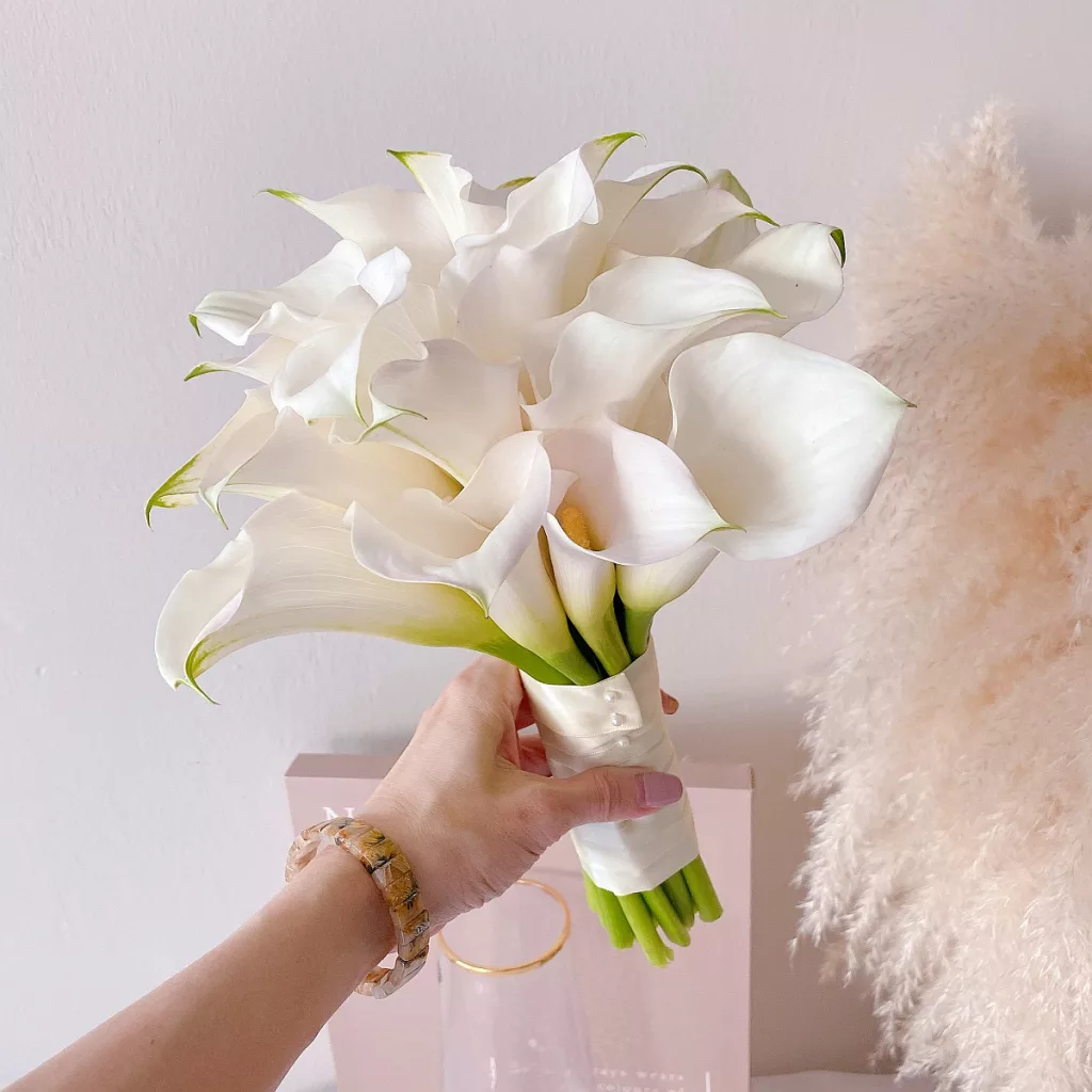 lily hand bouquet