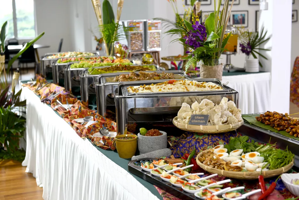A buffet or a sit-down dinner for your wedding